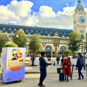 QualityStreetMarketing-C011-Paris gare de Lyon - Chefs de Gare - affichage mobile - street marketing - communication ooh - kubexpo cube expo